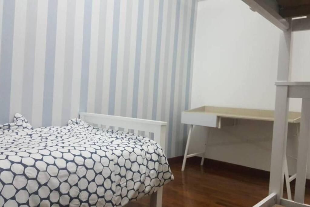 3Rooms 10Pax Mc 5 Star Hotel Sofa&Bed Mrt Mcd Axiata Seri Kembangan Eksteriør bilde